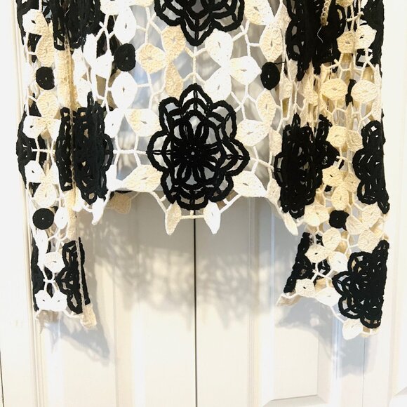 Cloth By Design-Crocheted Black/Ivory Cut Out Flower Knit Bell Sleeve Sweater-XL - Picture 8 of 16